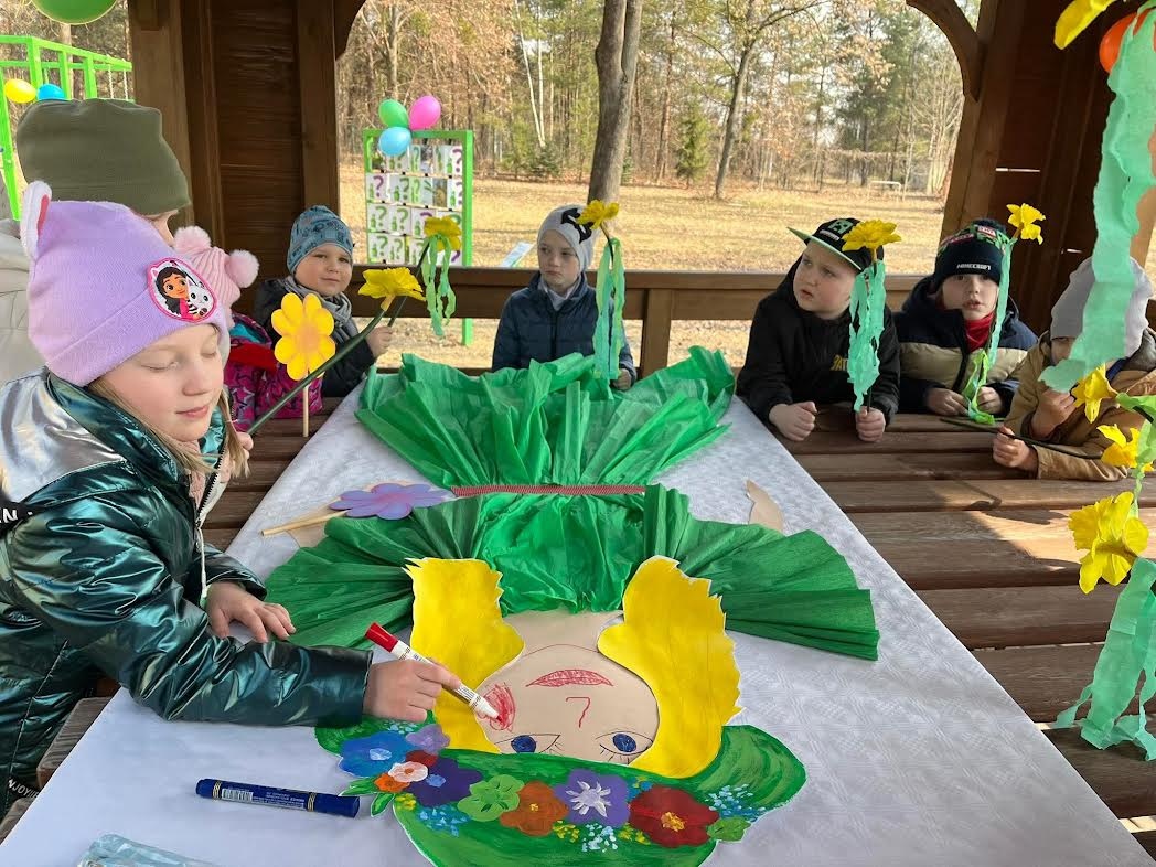 Przywitanie wiosny w Przedszkolu Miejskim nr 5 w Ostrołęce [21.03.2025] - zdjęcie #2 - eOstroleka.pl
