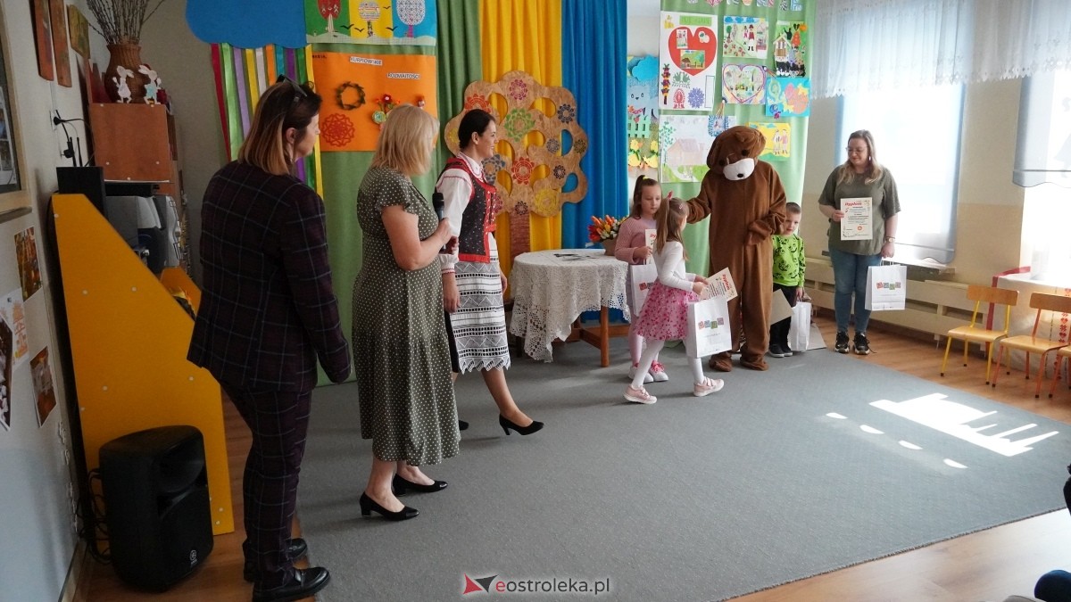 Tydzień kultury kurpiowskiej w Przedszkolu Miejskim nr 17 [21.03.2025] - zdjęcie #24 - eOstroleka.pl