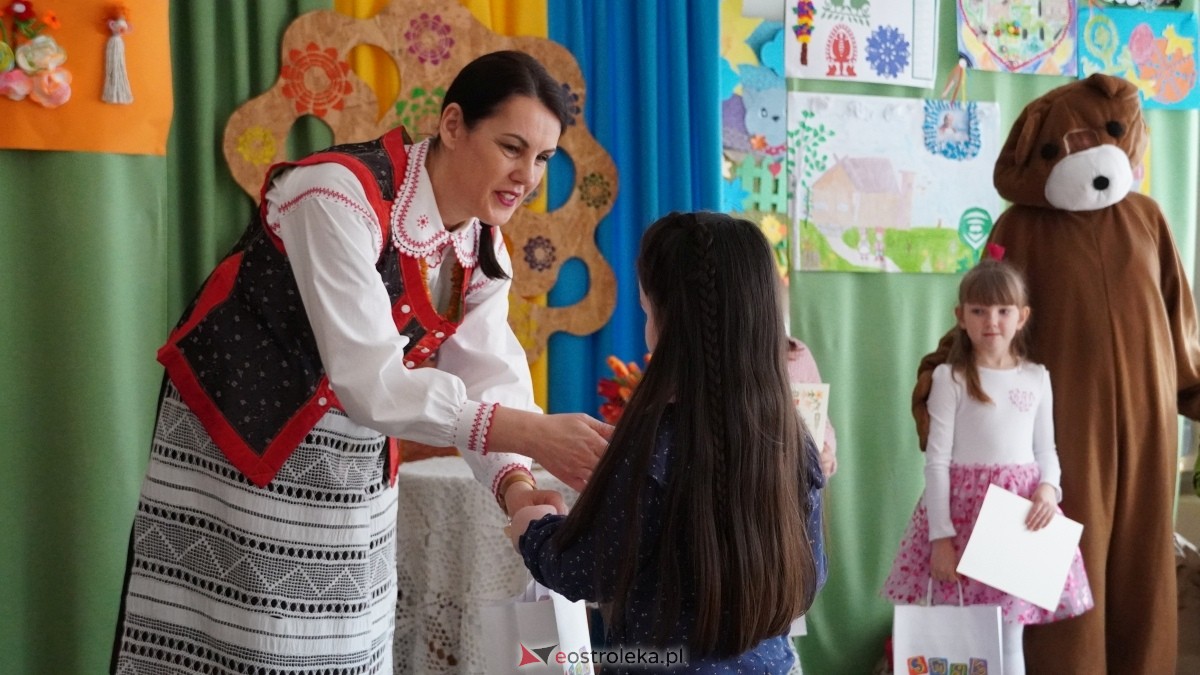 Tydzień kultury kurpiowskiej w Przedszkolu Miejskim nr 17 [21.03.2025] - zdjęcie #18 - eOstroleka.pl