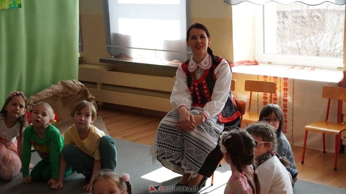 Tydzień kultury kurpiowskiej w Przedszkolu Miejskim nr 17 [21.03.2025] - zdjęcie #2 - eOstroleka.pl