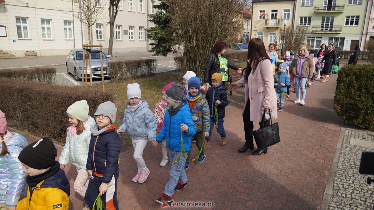 Przedszkole Miejskie Nr 10 powitało wiosnę [21.03.2025] - zdjęcie #16 - eOstroleka.pl