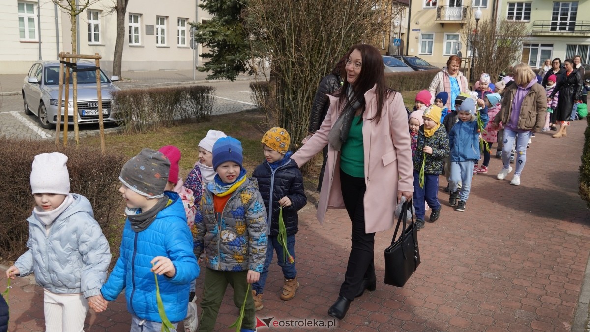 Przedszkole Miejskie Nr 10 powitało wiosnę [21.03.2025] - zdjęcie #15 - eOstroleka.pl