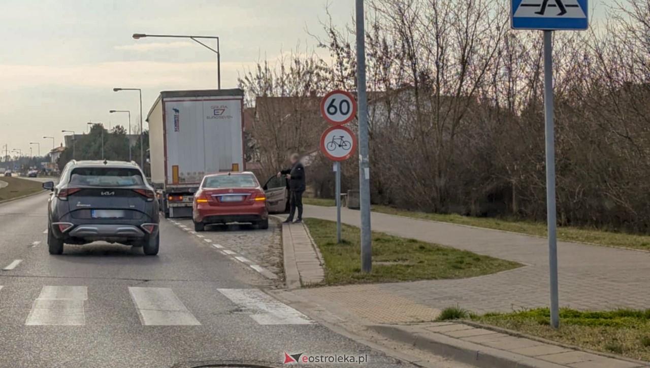 Kolizja na rondzie Kupiszewskiego [21.03.2025] - zdjęcie #6 - eOstroleka.pl