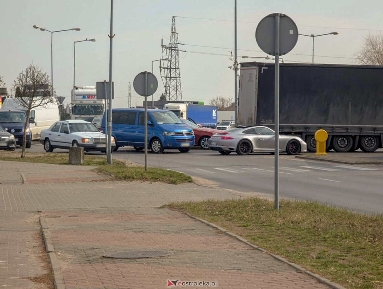 Kolizja na rondzie Kupiszewskiego [21.03.2025] - zdjęcie #4 - eOstroleka.pl