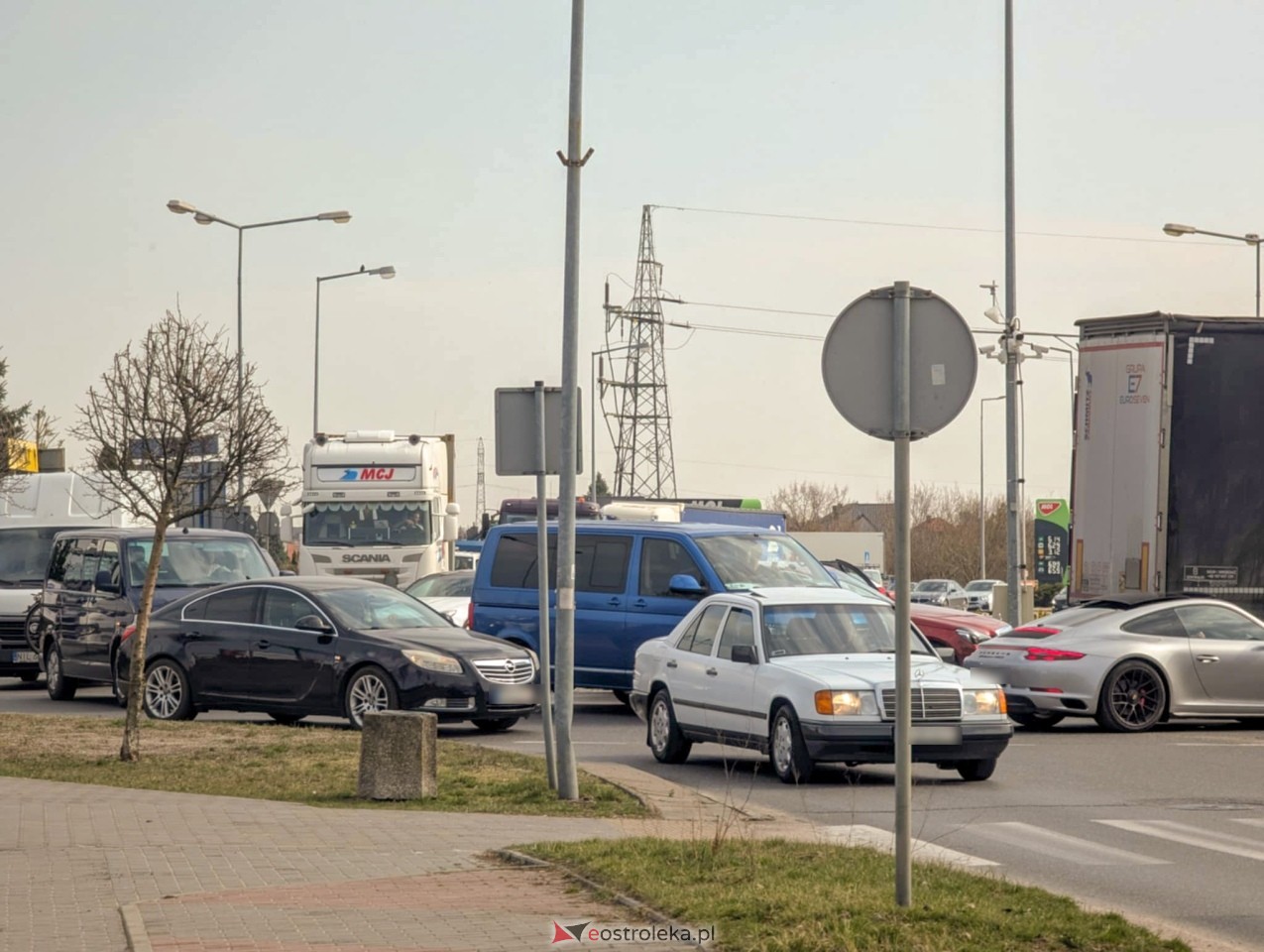 Kolizja na rondzie Kupiszewskiego [21.03.2025] - zdjęcie #3 - eOstroleka.pl