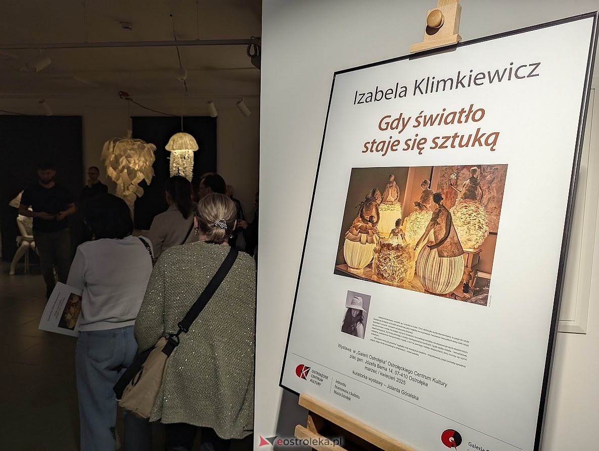 Wernisaż wystawy Gdy światło staje się sztuką Izabeli Klimkiewicz [20.03.2025] - zdjęcie #22 - eOstroleka.pl