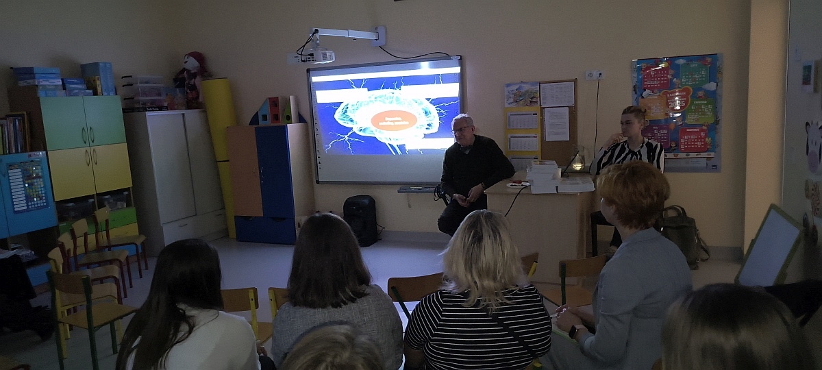 Konferencja „Nowe technologie cyfrowe i ekranowe a rozwój małych dzieci” w Przedszkolu Miejskim nr 18 [14.03.2025] - zdjęcie #6 - eOstroleka.pl