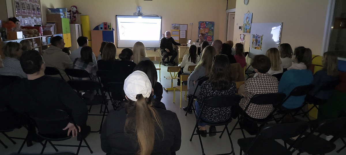 Konferencja „Nowe technologie cyfrowe i ekranowe a rozwój małych dzieci” w Przedszkolu Miejskim nr 18 [14.03.2025] - zdjęcie #4 - eOstroleka.pl