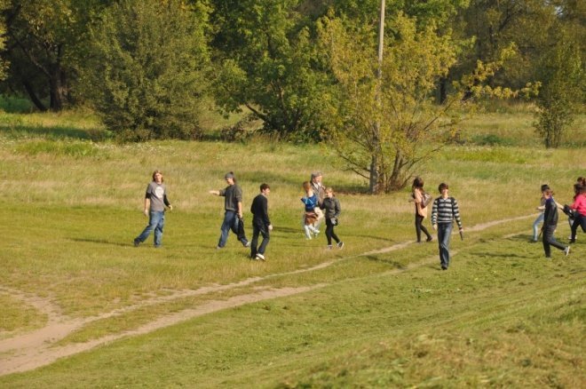 Uczniowie po raz 18 sprzątali świat (16.IX.2011) - zdjęcie #5 - eOstroleka.pl