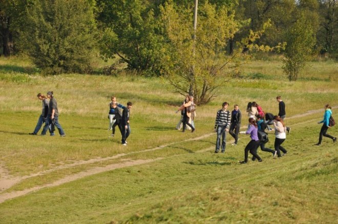 Uczniowie po raz 18 sprzątali świat (16.IX.2011) - zdjęcie #6 - eOstroleka.pl