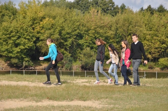 Uczniowie po raz 18 sprzątali świat (16.IX.2011) - zdjęcie #11 - eOstroleka.pl