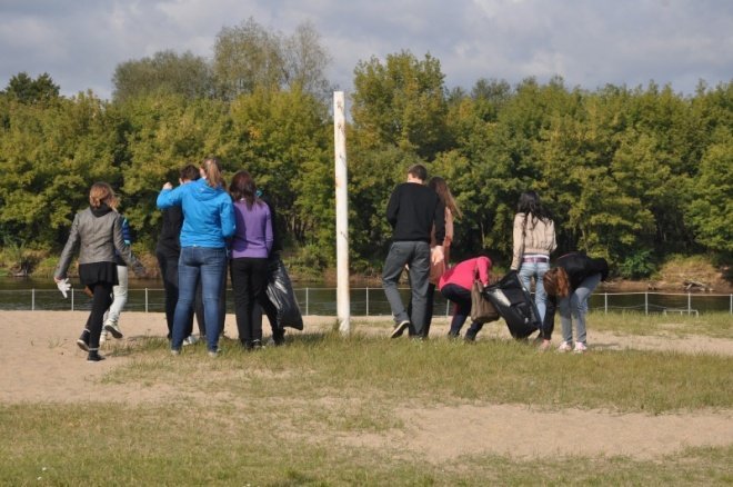 Uczniowie po raz 18 sprzątali świat (16.IX.2011) - zdjęcie #16 - eOstroleka.pl