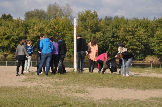 Uczniowie po raz 18 sprzątali świat (16.IX.2011) - zdjęcie #17 - eOstroleka.pl