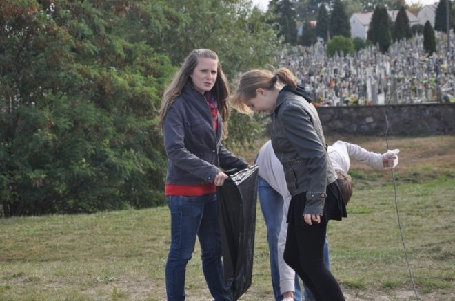 Uczniowie po raz 18 sprzątali świat (16.IX.2011) - zdjęcie #24 - eOstroleka.pl