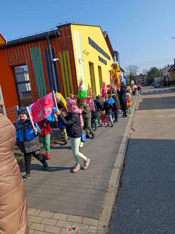 Przedszkolaki z Krainy Zaczarowanej Lokomotywy powitały wiosnę [21.03.2025] - zdjęcie #8 - eOstroleka.pl