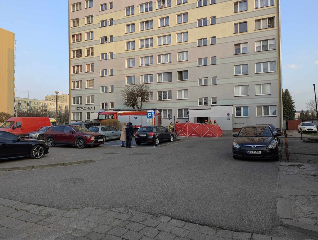 Tragedia w wieżowcu przy Reymonta [25.03.2025] - zdjęcie #14 - eOstroleka.pl