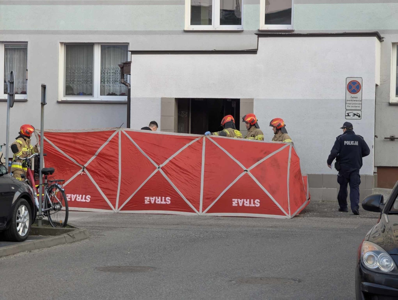 Tragedia w wieżowcu przy Reymonta [25.03.2025] - zdjęcie #10 - eOstroleka.pl