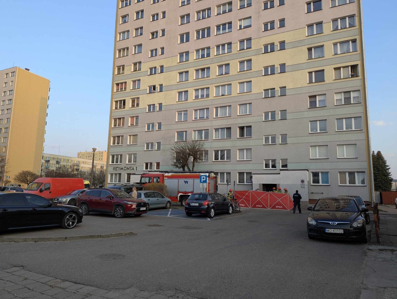Tragedia w wieżowcu przy Reymonta [25.03.2025] - zdjęcie #9 - eOstroleka.pl