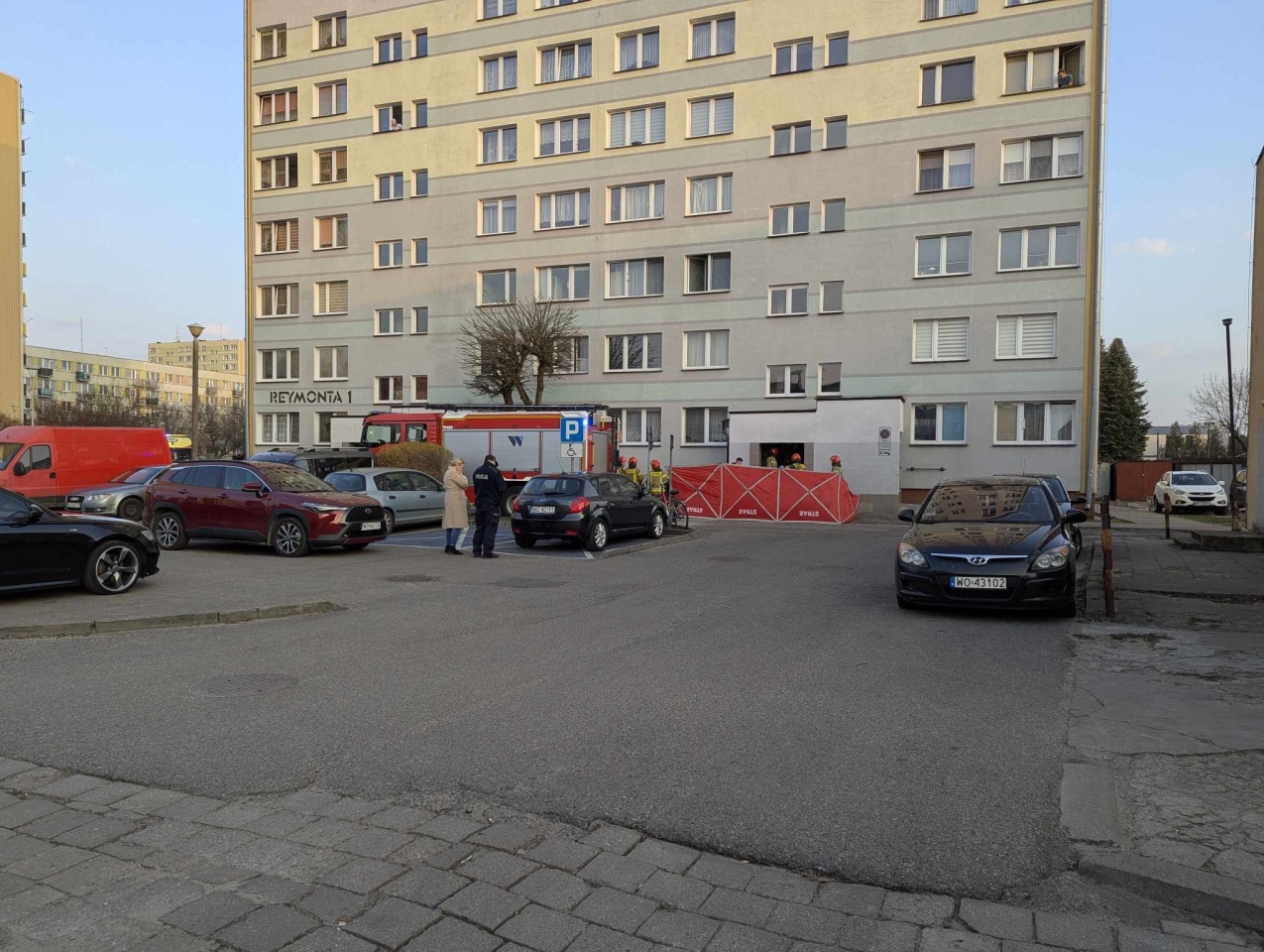 Tragedia w wieżowcu przy Reymonta [25.03.2025] - zdjęcie #7 - eOstroleka.pl