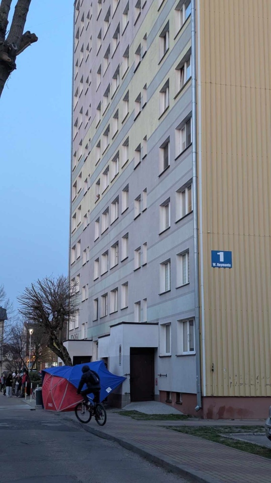 Tragedia w wieżowcu przy Reymonta [25.03.2025] - zdjęcie #4 - eOstroleka.pl