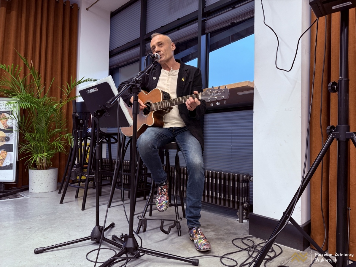 Recital Adama Wołosza w Kawiarni Partyzanckiej [26.03.2025] - zdjęcie #16 - eOstroleka.pl