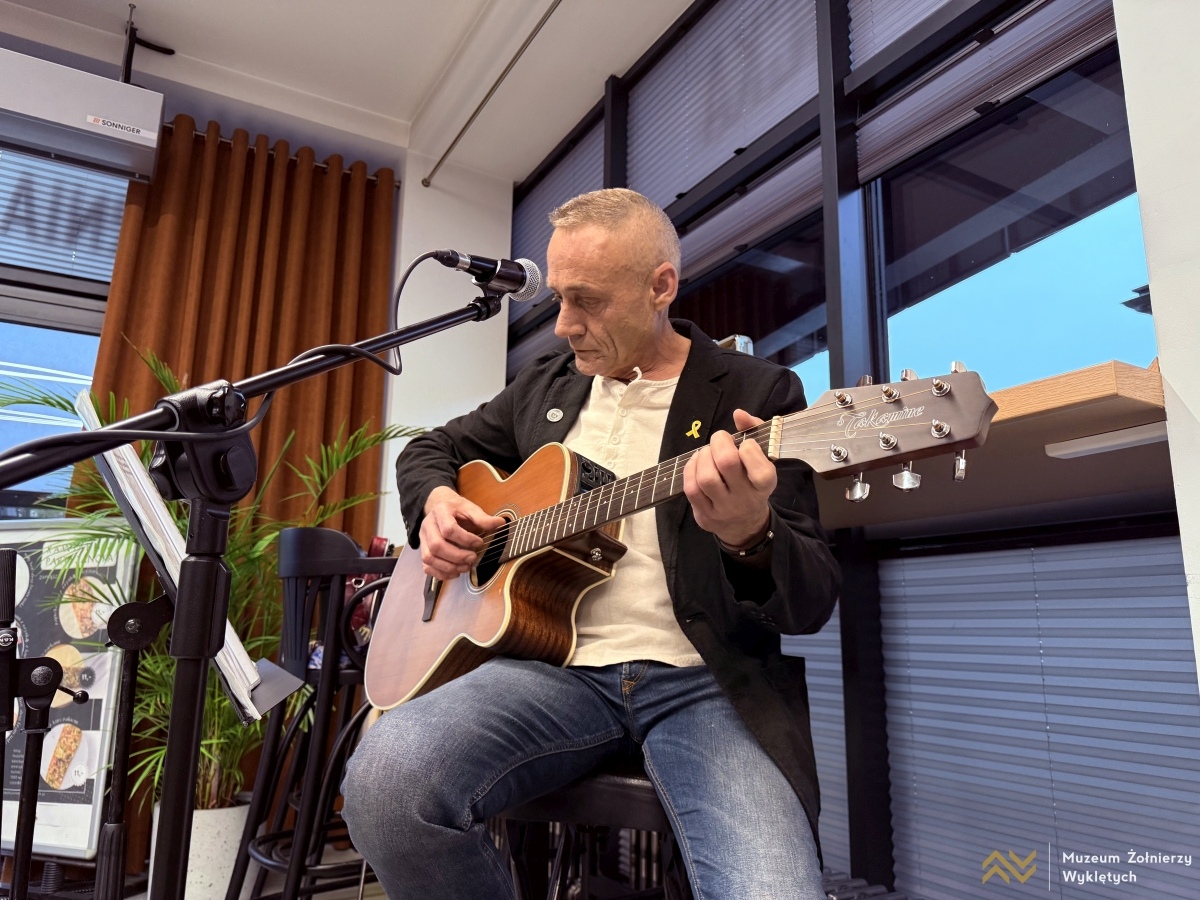 Recital Adama Wołosza w Kawiarni Partyzanckiej [26.03.2025] - zdjęcie #15 - eOstroleka.pl