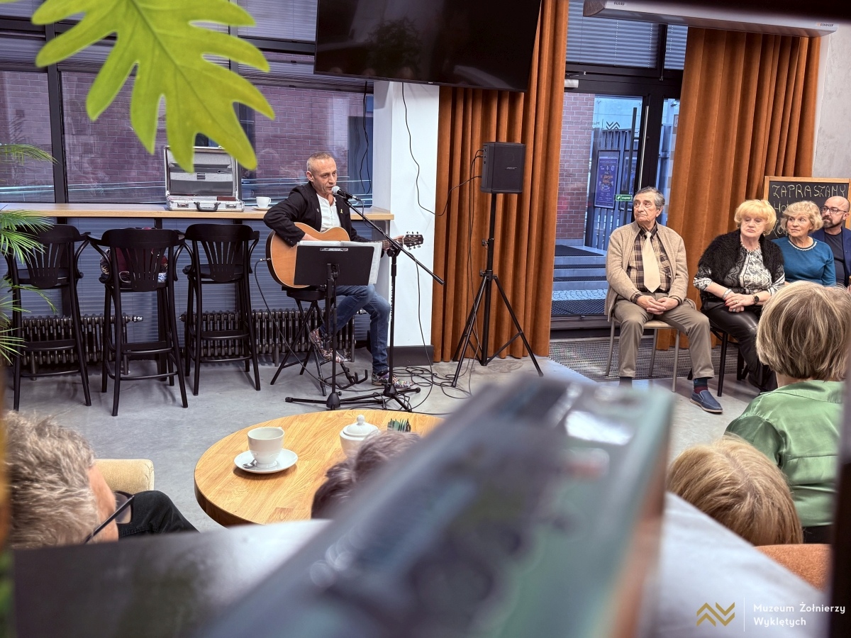 Recital Adama Wołosza w Kawiarni Partyzanckiej [26.03.2025] - zdjęcie #13 - eOstroleka.pl