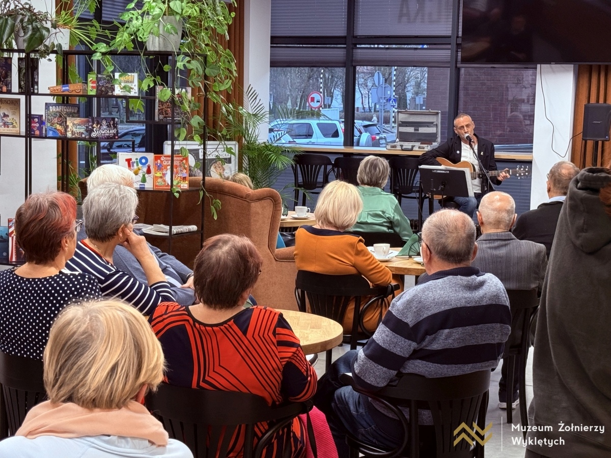 Recital Adama Wołosza w Kawiarni Partyzanckiej [26.03.2025] - zdjęcie #12 - eOstroleka.pl