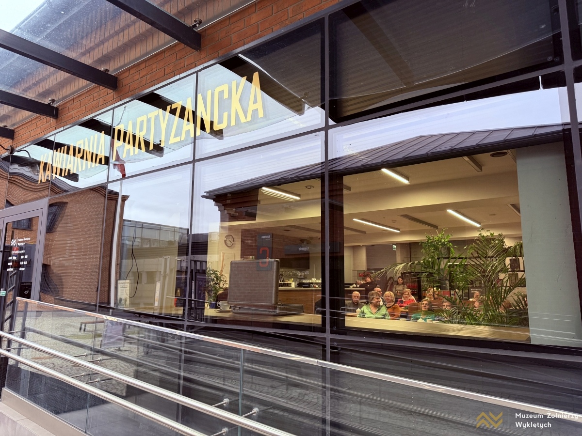 Recital Adama Wołosza w Kawiarni Partyzanckiej [26.03.2025] - zdjęcie #10 - eOstroleka.pl