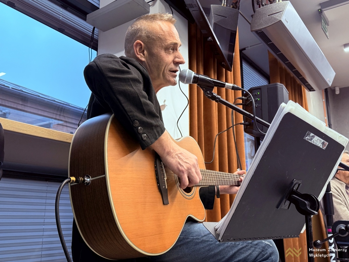 Recital Adama Wołosza w Kawiarni Partyzanckiej [26.03.2025] - zdjęcie #8 - eOstroleka.pl