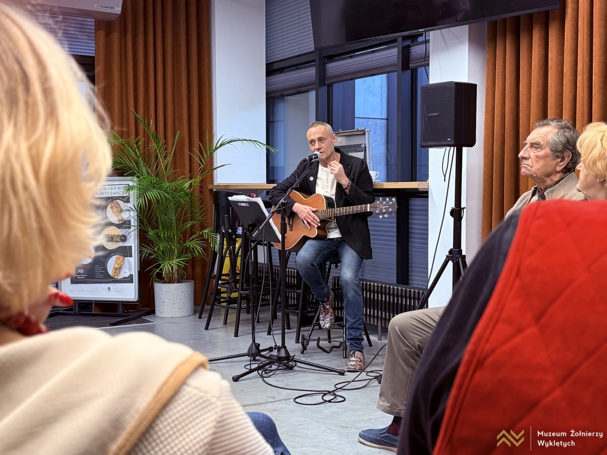 Recital Adama Wołosza w Kawiarni Partyzanckiej [26.03.2025] - zdjęcie #3 - eOstroleka.pl