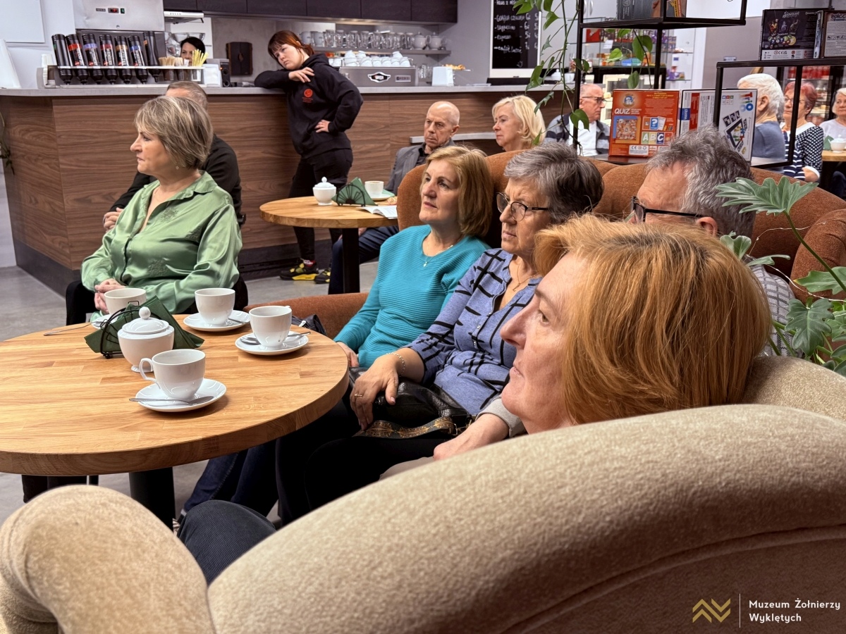 Recital Adama Wołosza w Kawiarni Partyzanckiej [26.03.2025] - zdjęcie #2 - eOstroleka.pl