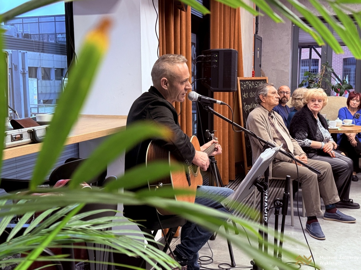 Recital Adama Wołosza w Kawiarni Partyzanckiej [26.03.2025] - zdjęcie #1 - eOstroleka.pl