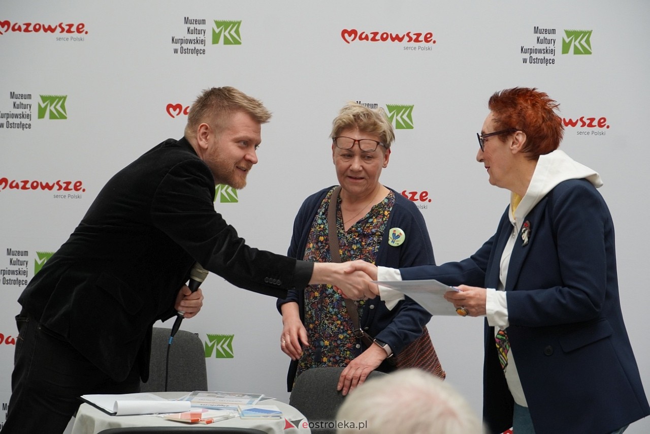 Shummer inspiruje - spotkanie podsumowujące plener malarski i konkurs literacki w MKK [30.03.2025] - zdjęcie #10 - eOstroleka.pl
