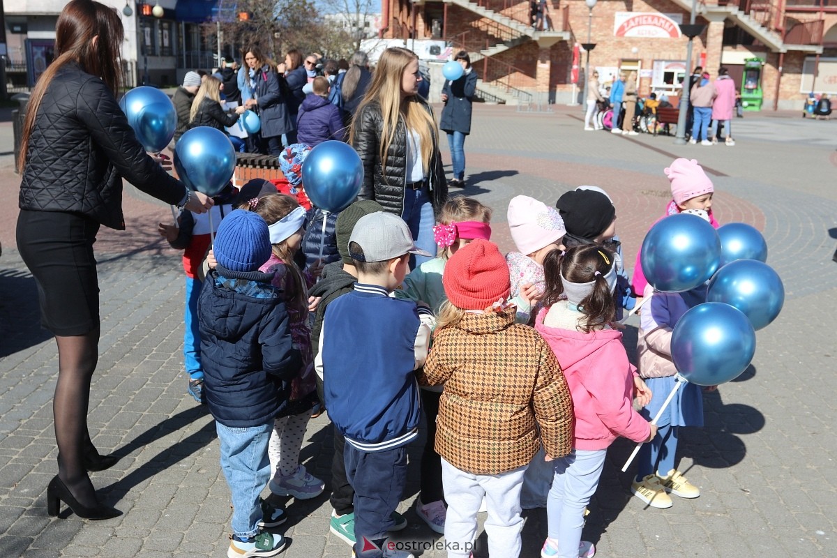 Niebieski Dzień dla autyzmu w Ostrołęce [02.04.2025] - zdjęcie #62 - eOstroleka.pl