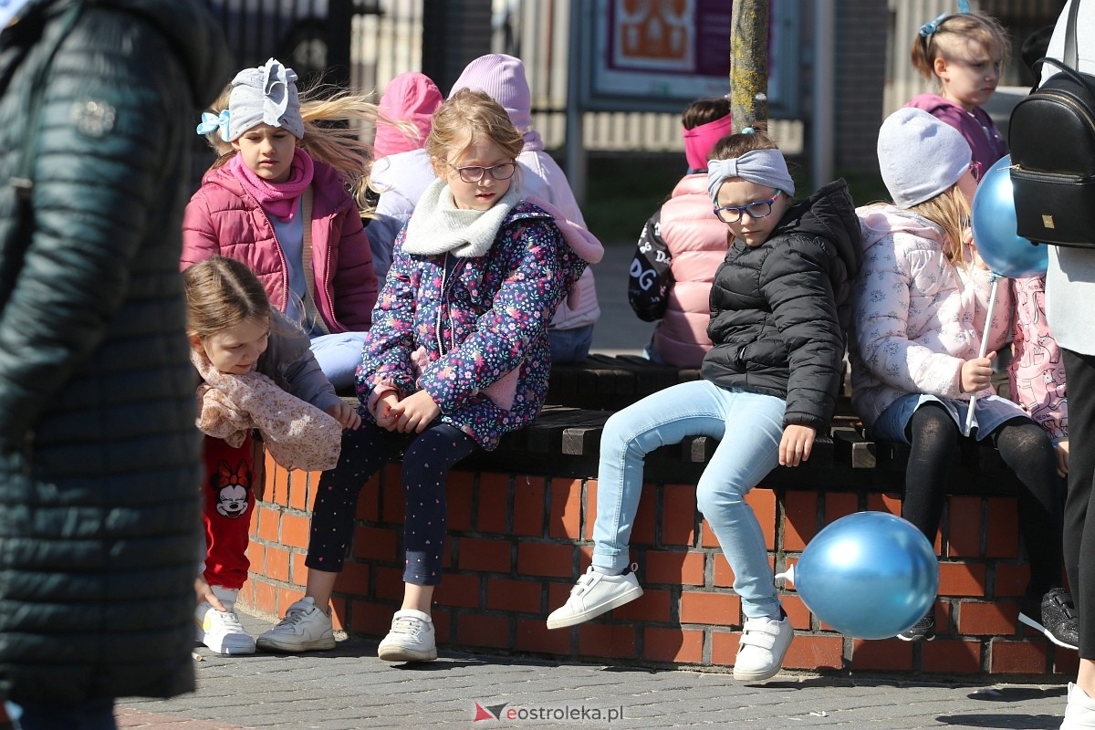Niebieski Dzień dla autyzmu w Ostrołęce [02.04.2025] - zdjęcie #56 - eOstroleka.pl