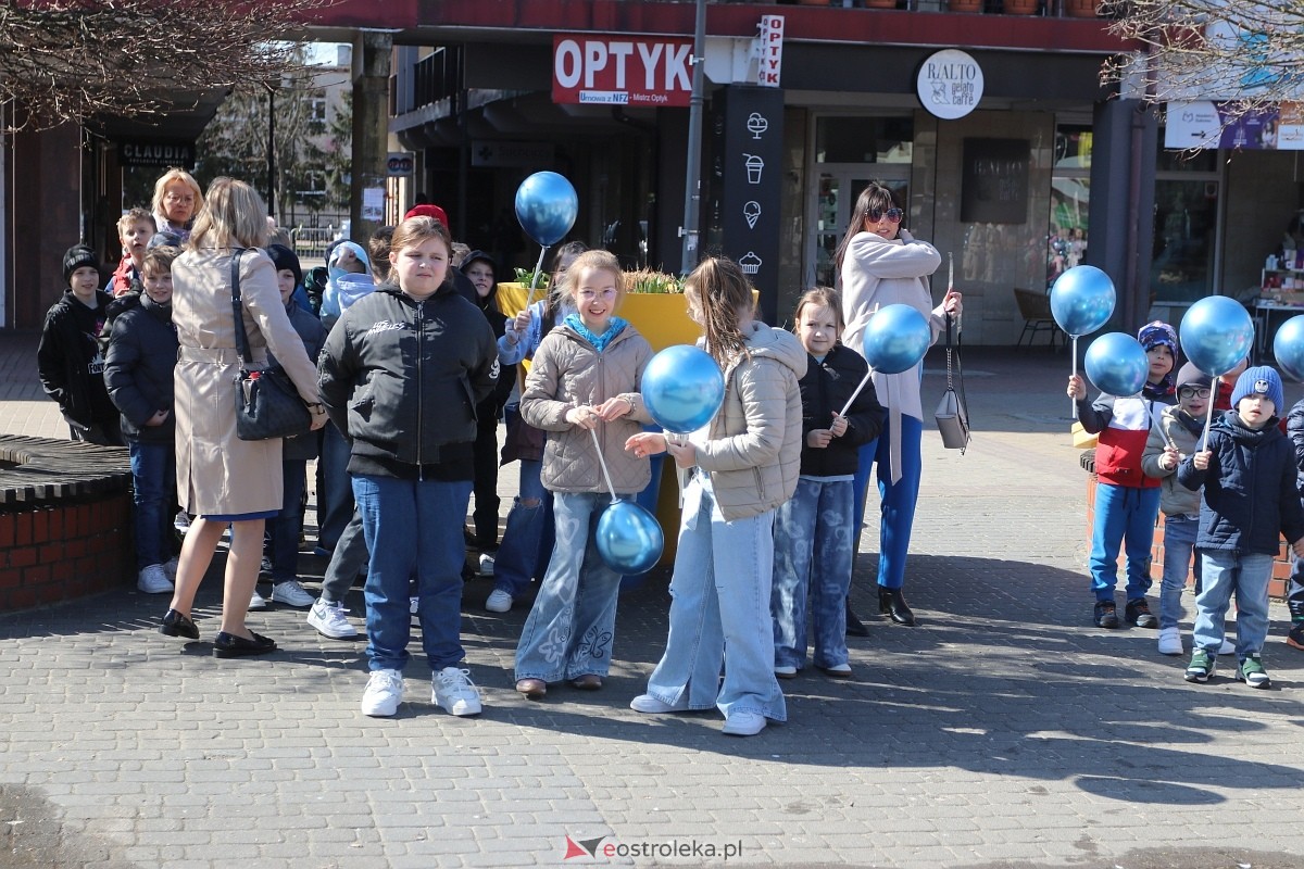 Niebieski Dzień dla autyzmu w Ostrołęce [02.04.2025] - zdjęcie #52 - eOstroleka.pl