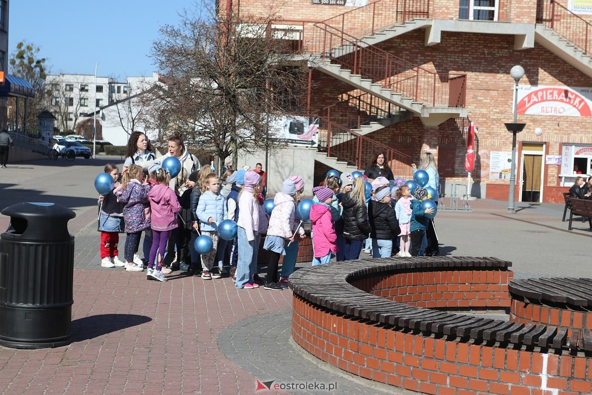 Niebieski Dzień dla autyzmu w Ostrołęce [02.04.2025] - zdjęcie #43 - eOstroleka.pl