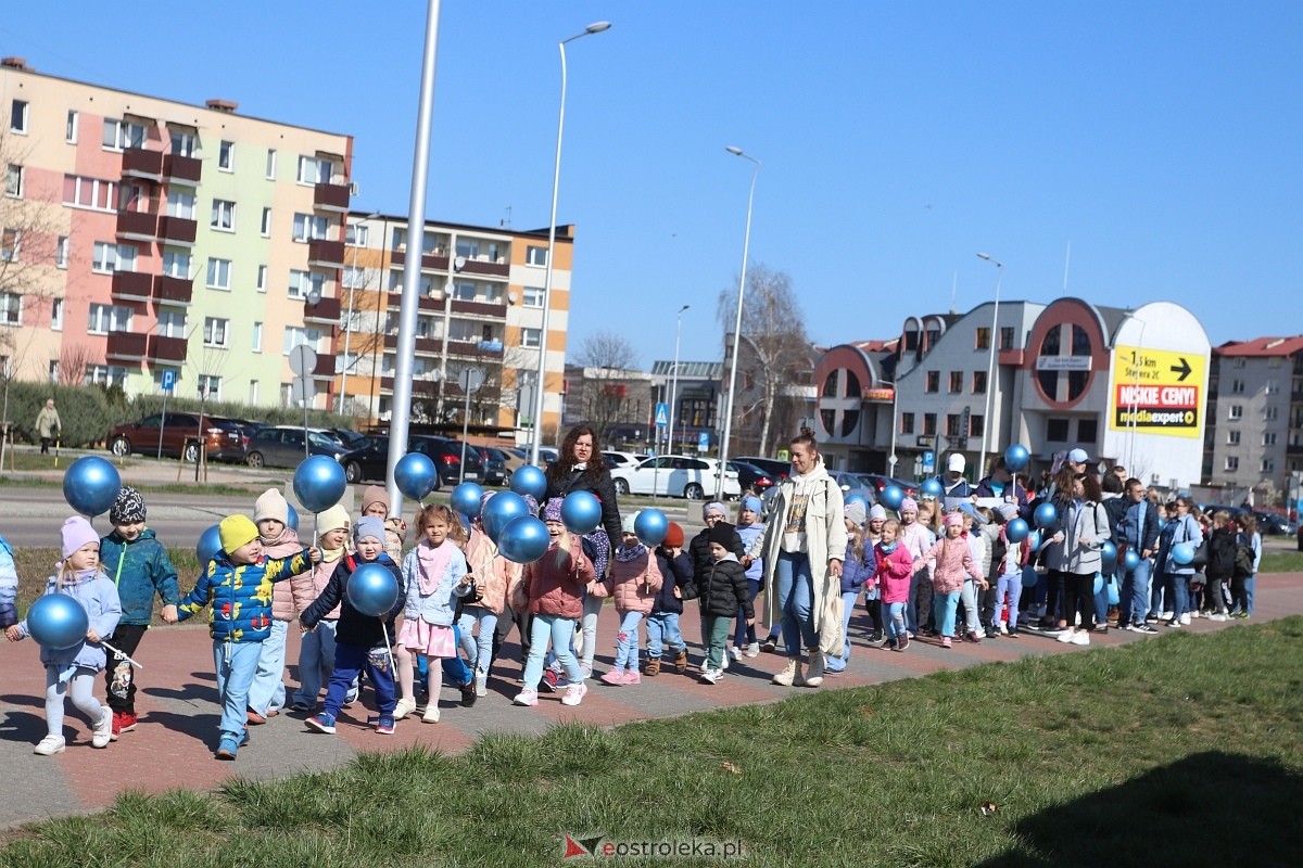Niebieski Dzień dla autyzmu w Ostrołęce [02.04.2025] - zdjęcie #39 - eOstroleka.pl