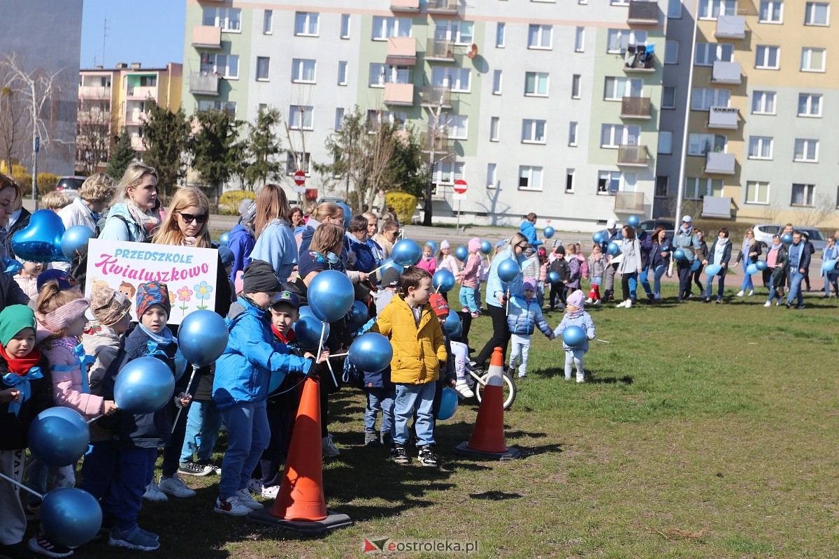 Niebieski Dzień dla autyzmu w Ostrołęce [02.04.2025] - zdjęcie #30 - eOstroleka.pl