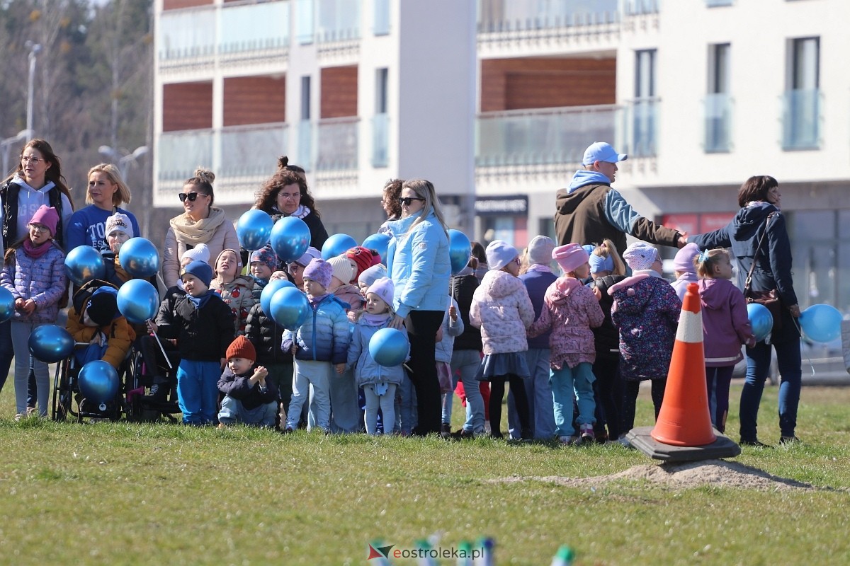 Niebieski Dzień dla autyzmu w Ostrołęce [02.04.2025] - zdjęcie #1 - eOstroleka.pl