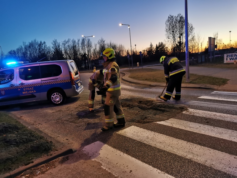 Rozlany beton na rondzie im. Waltera w Ostrołęce [02.04.2025] - zdjęcie #7 - eOstroleka.pl