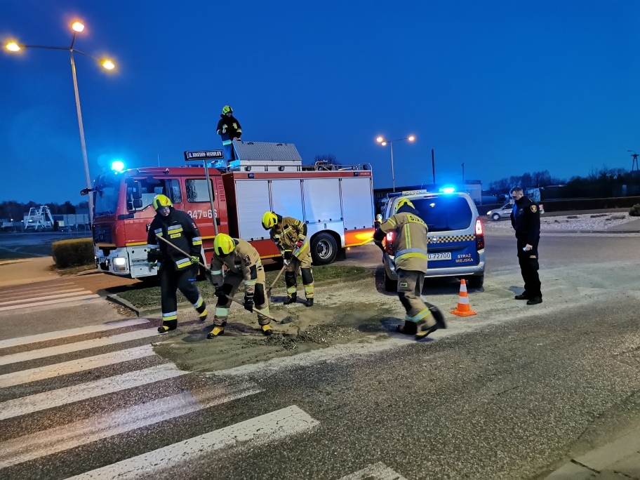 Rozlany beton na rondzie im. Waltera w Ostrołęce [02.04.2025] - zdjęcie #5 - eOstroleka.pl