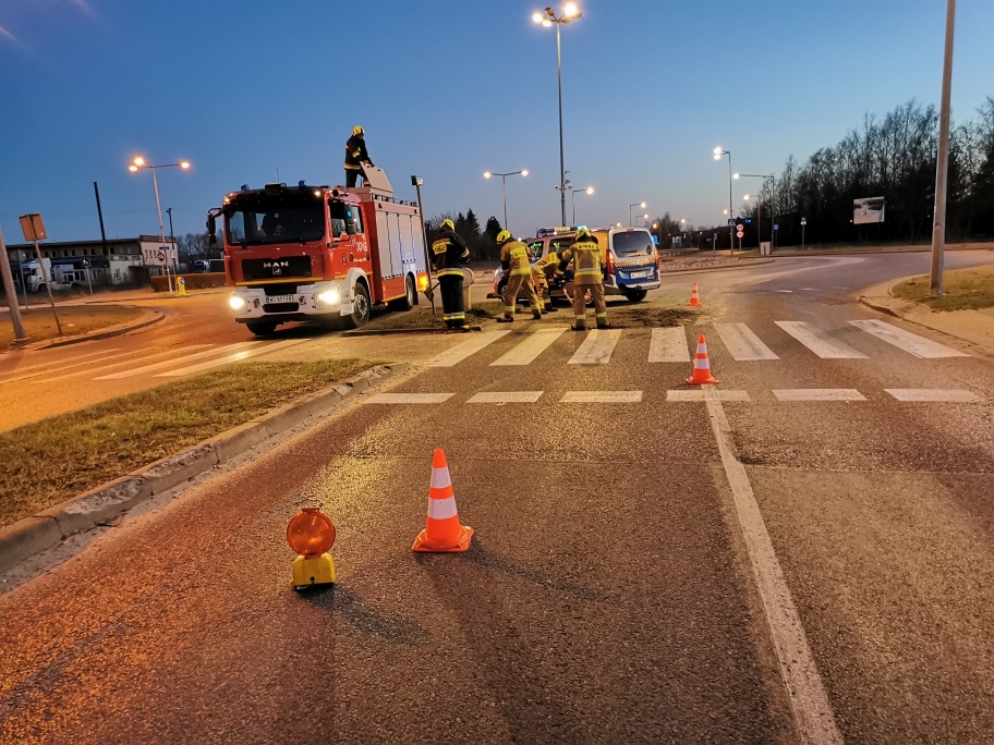 Rozlany beton na rondzie im. Waltera w Ostrołęce [02.04.2025] - zdjęcie #4 - eOstroleka.pl