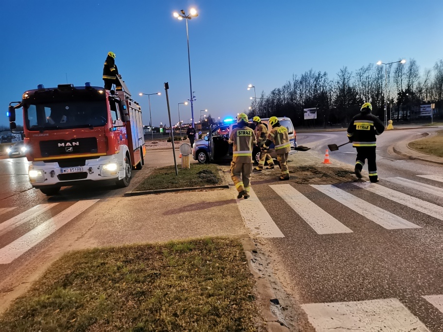 Rozlany beton na rondzie im. Waltera w Ostrołęce [02.04.2025] - zdjęcie #3 - eOstroleka.pl