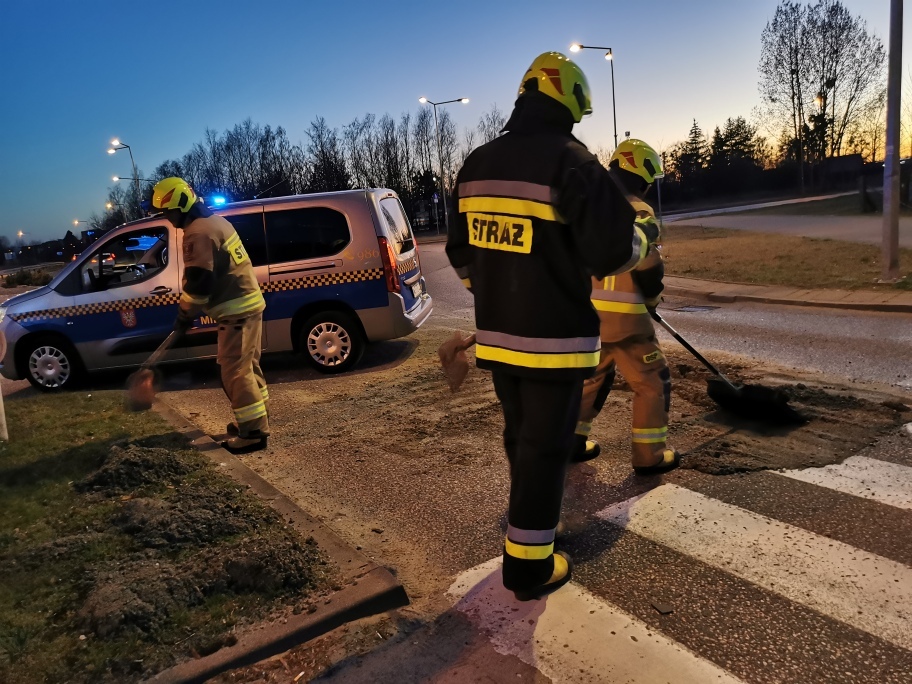 Rozlany beton na rondzie im. Waltera w Ostrołęce [02.04.2025] - zdjęcie #1 - eOstroleka.pl