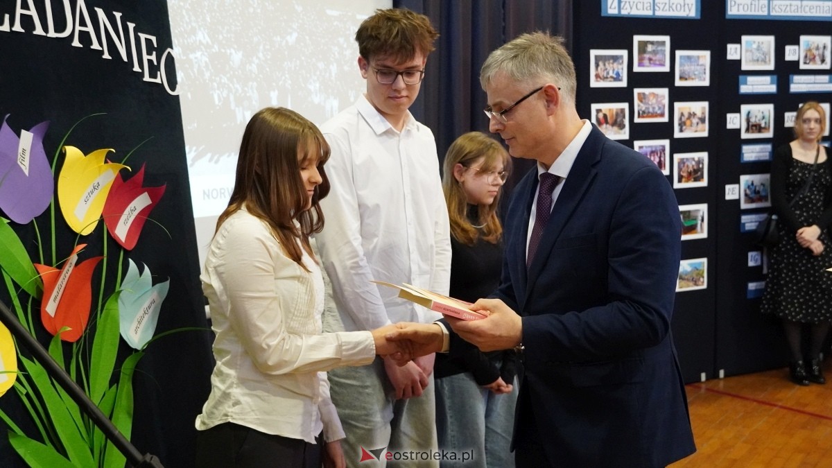Konkurs wiedzy humanistycznej Kulturalny przekładaniec w II LO [03.04.2025] - zdjęcie #38 - eOstroleka.pl