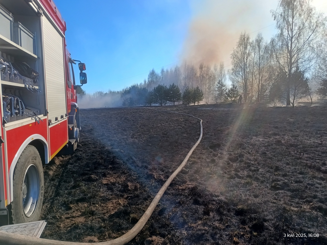 Ogromny pożar traw w Pasiekach [03.04.2025] - zdjęcie #5 - eOstroleka.pl