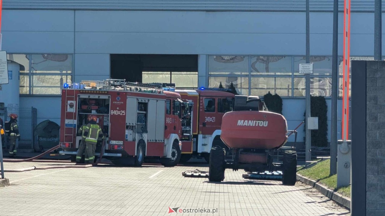 Pożar przy ulicy Bohaterów Westerplatte w Ostrołęce [04.04.2025] - zdjęcie #9 - eOstroleka.pl