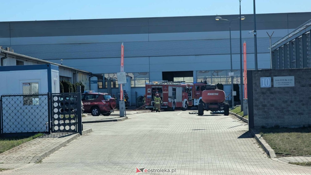 Pożar przy ulicy Bohaterów Westerplatte w Ostrołęce [04.04.2025] - zdjęcie #8 - eOstroleka.pl
